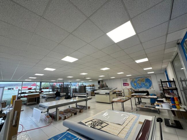 Éclairage moderne dans un atelier de production