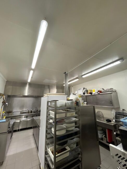Installation d’éclairage LED en cuisine professionnelle