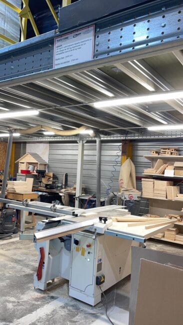 Éclairage LED dans un atelier de menuiserie