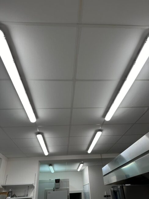 Éclairage LED dans une cuisine professionnelle